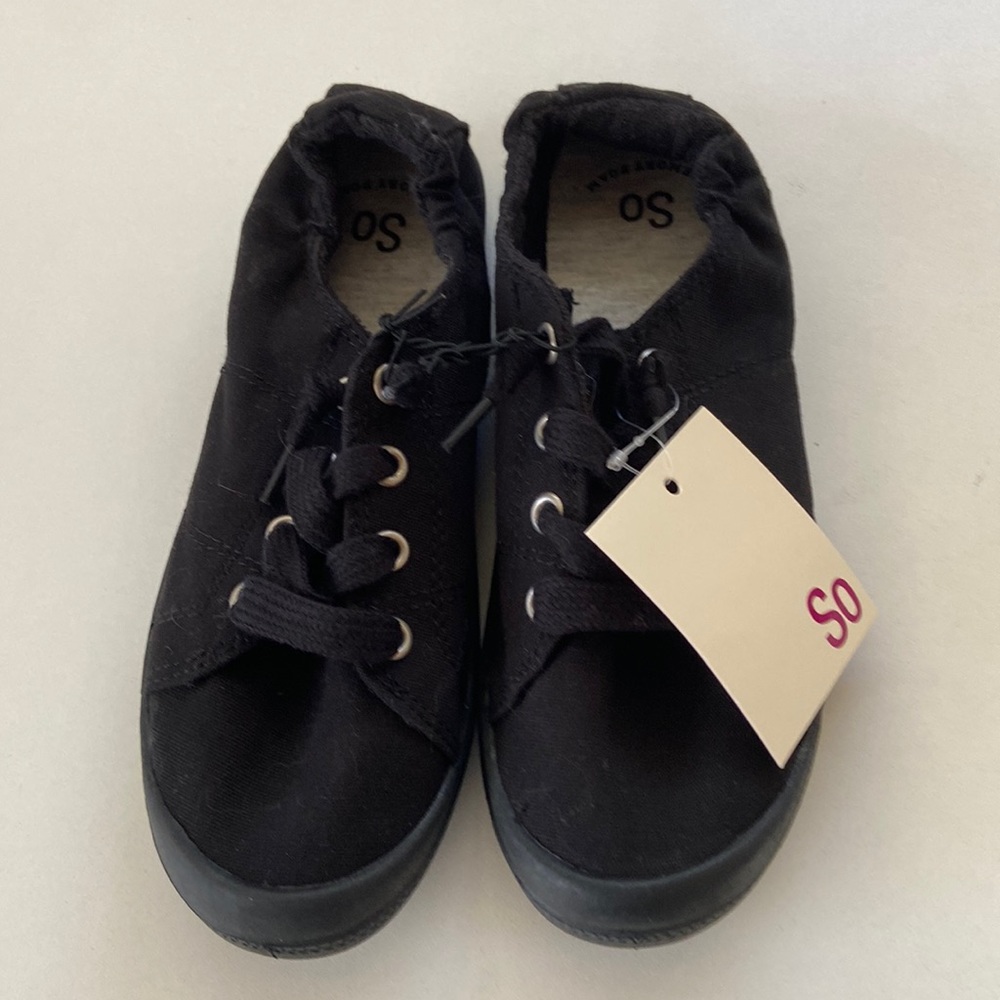 So black sneakers size 5